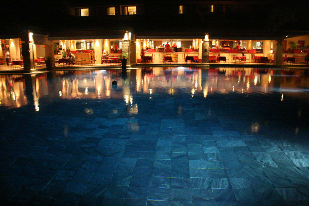 Le restaurant au bord de la piscine  Mauricia Beachcomber Resort & Spa