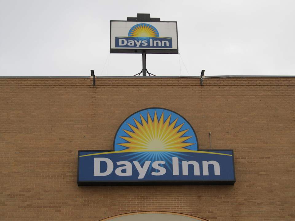 Hotelschild Hotel Days Inn Six Flags Ballpark