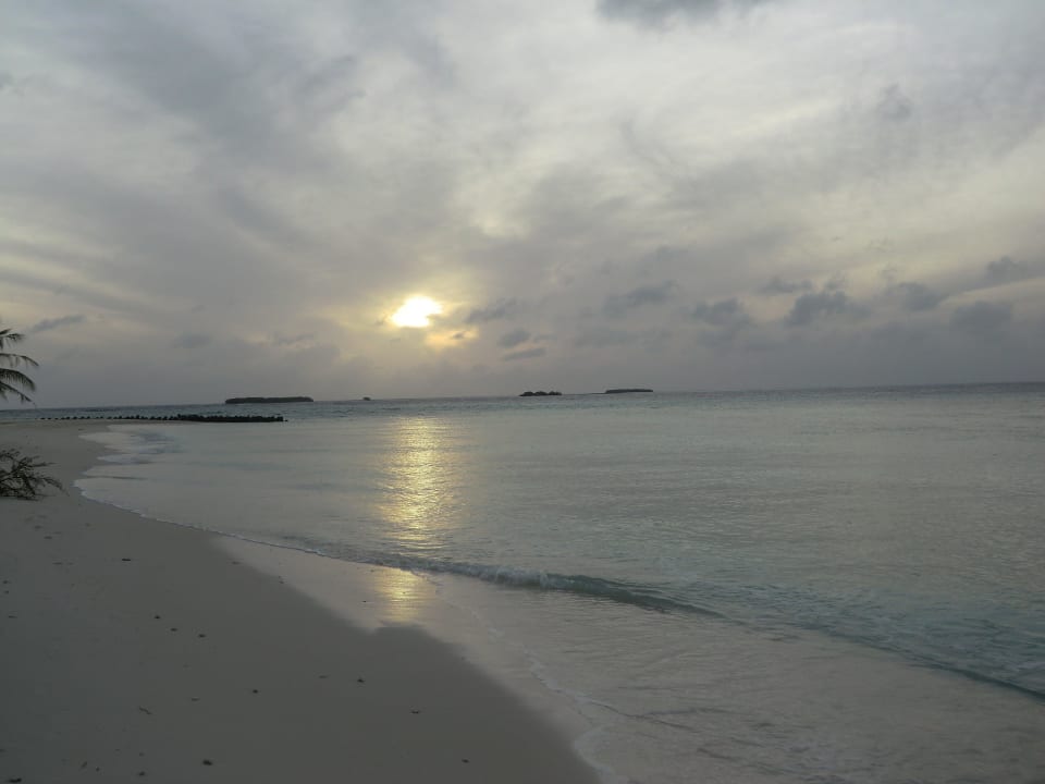Lagunenseite links vom Steg Kuredu Island Resort & Spa