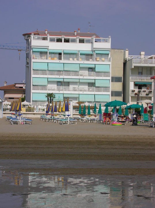 Blick vom Strand zum Hotel Hotel Punta dell'Est