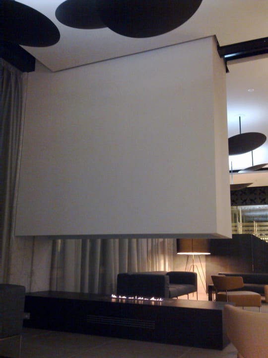 Offener Kamin im Empfangsbereich Barceló Hamburg
