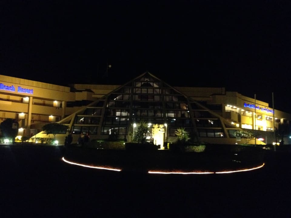 Hoteleingang bei Nacht Pharaoh Azur Resort