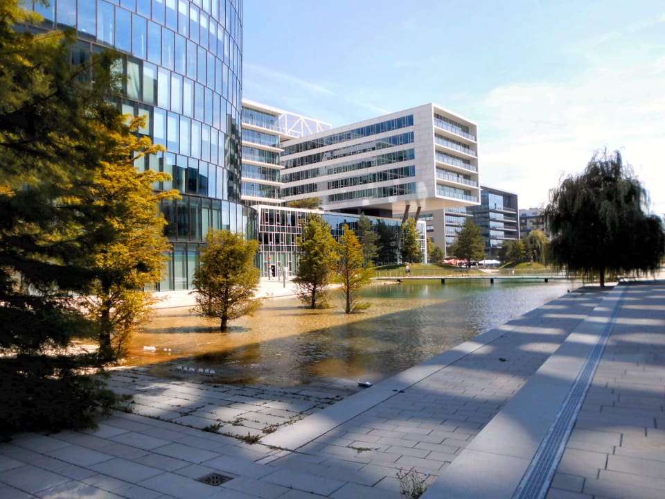 Schöne Aussenanlage Courtyard by Marriott Vienna Prater/Messe