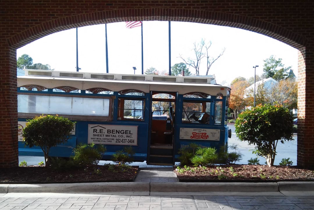 Tourbus waiting for guests Hotel Courtyard by Marriott New Bern