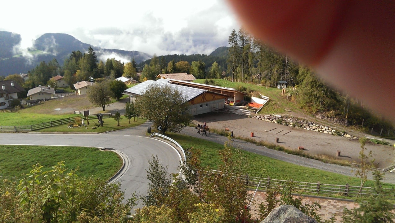 Kurve vor dem Hotel Hotel Chalet Mirabell