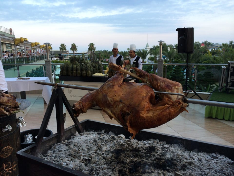 Баранина на вертеле в основном ресторане Hotel Delphin Imperial