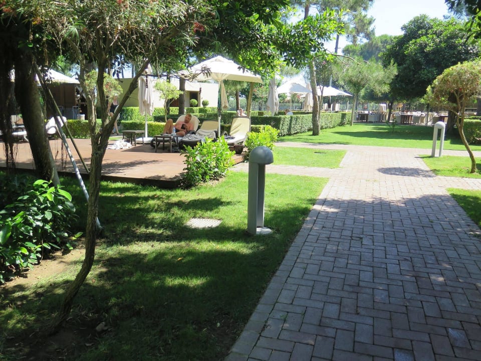 Garten mit Liegebereich  Gloria Serenity Resort