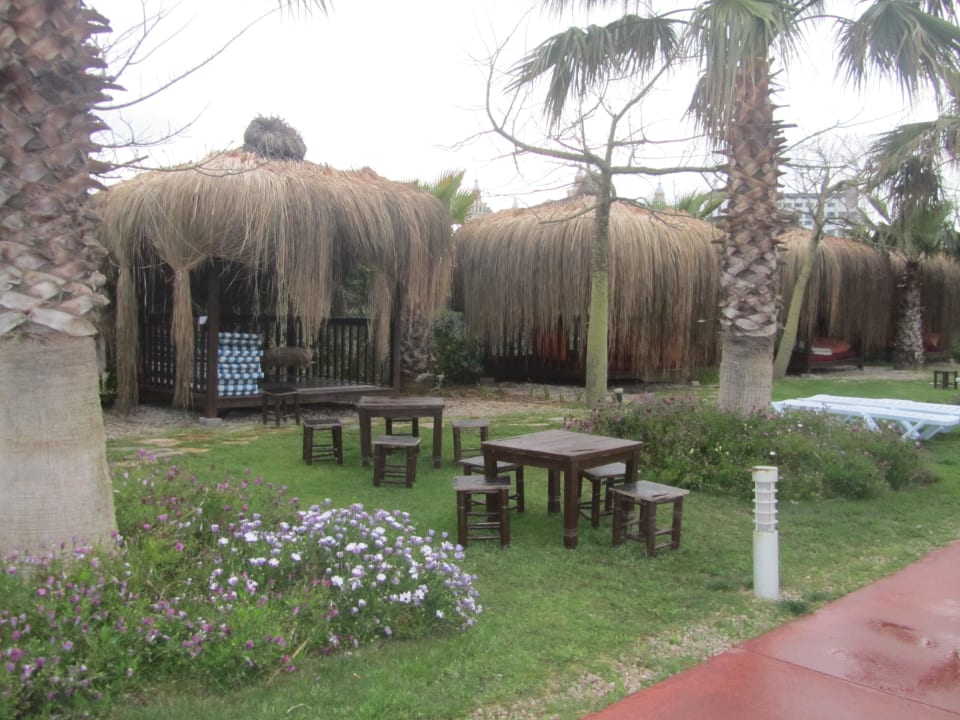 Weg zum Strand Saturn Palace Resort Hotel