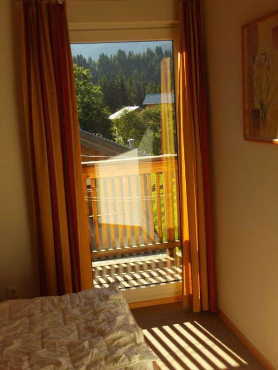 Schlafzimmer mit Balkon Alpendorf Dachstein West by ALPS RESORTS
