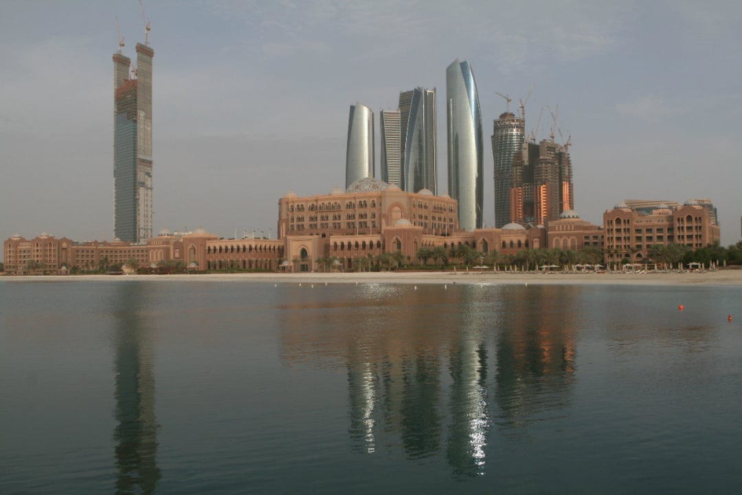 Hotel von der Marina aus gesehen Emirates Palace Mandarin Oriental