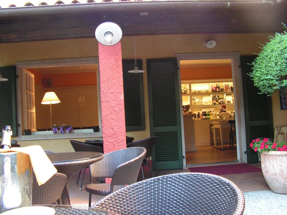 Die Terrasse und Lobby Hotel Albergo Alpino