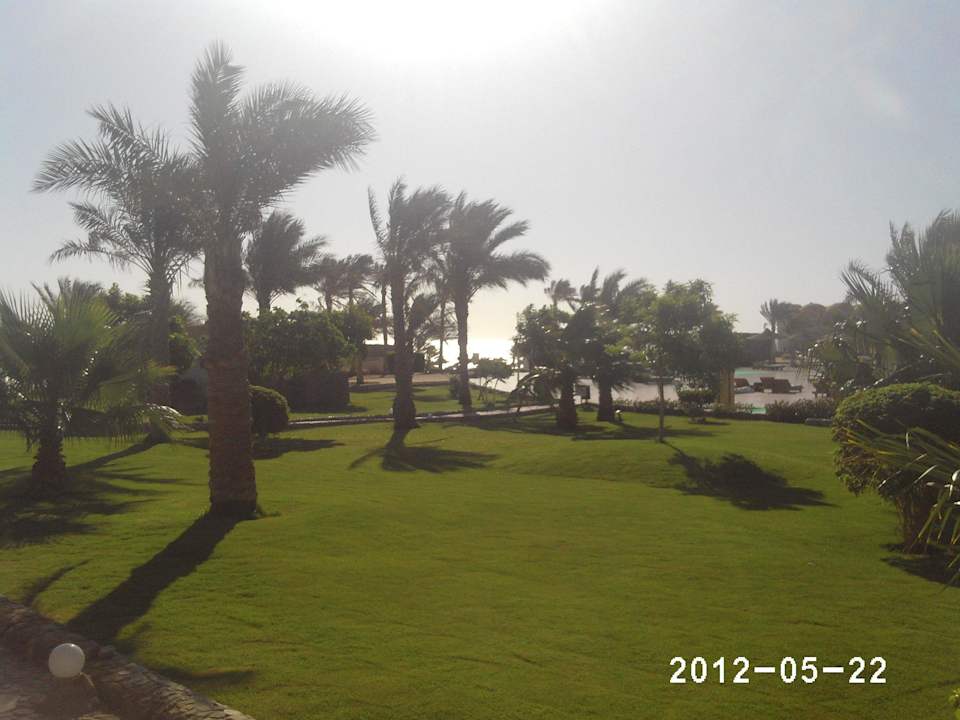 Ein Blick durch die Gartenanlage Three Corners Sea Beach Resort