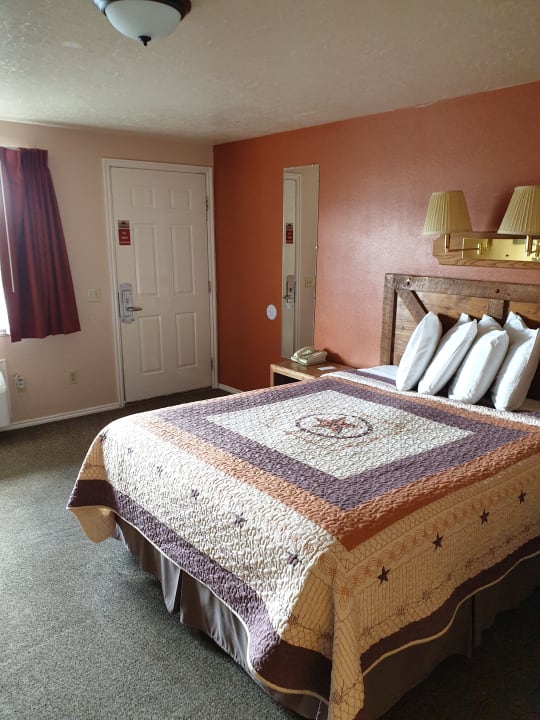 Zimmer Broken Spur Inn & Steakhouse