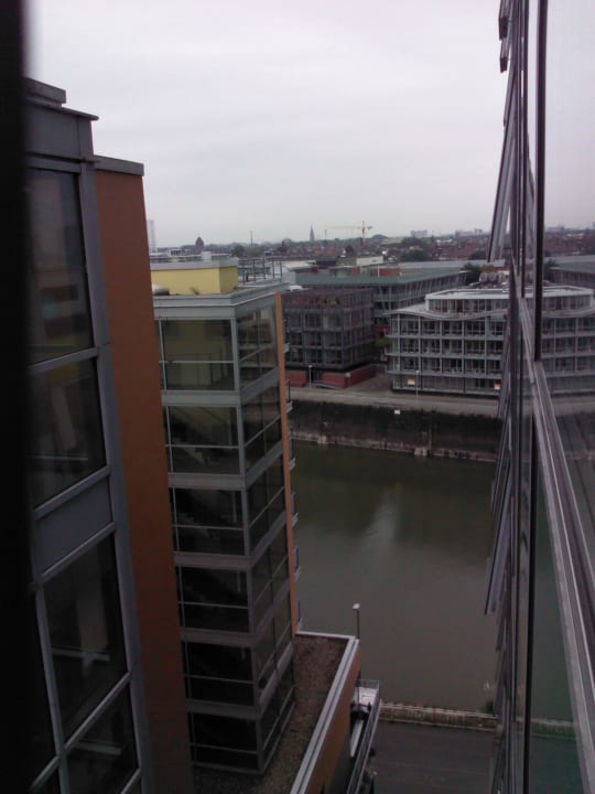 Blick nach hinten (Fleet) aus Seitenfenster INNSiDE by Meliá Düsseldorf Hafen