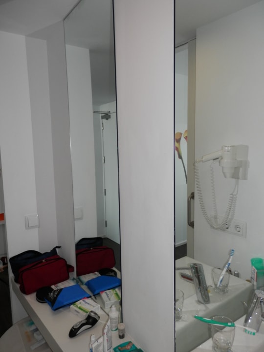 Ablage hinter dem Waschtisch Iberostar Waves Bahia de Palma