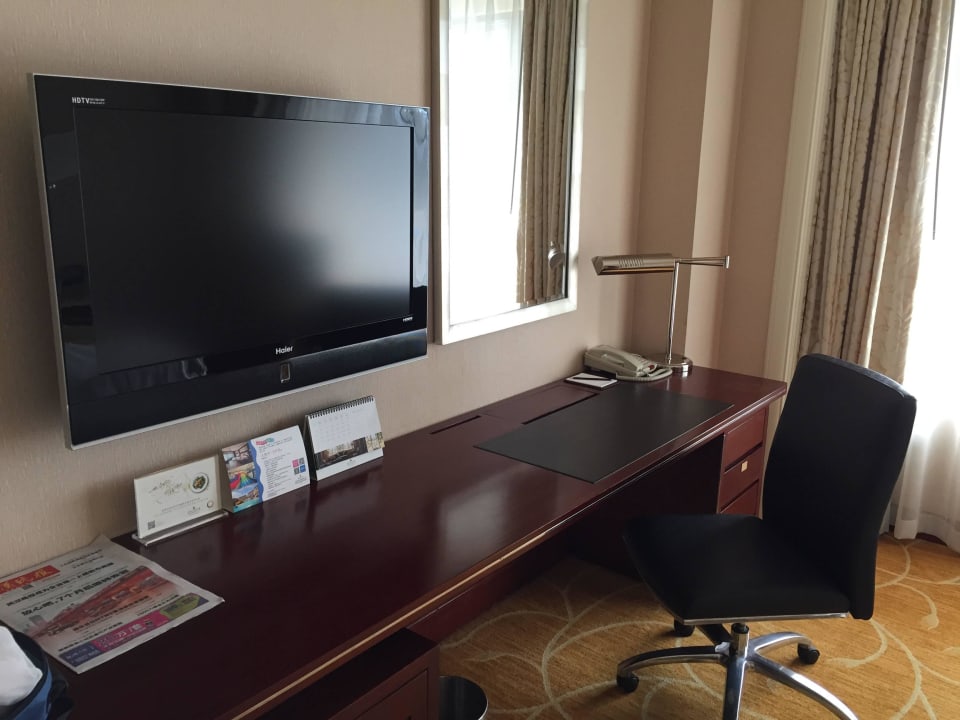 TV and work desk Shangri-La Hotel, Wuhan