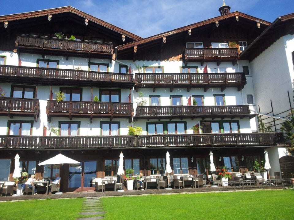 Hotel vom der Liegewiese aus Hotel Seevilla Wolfgangsee