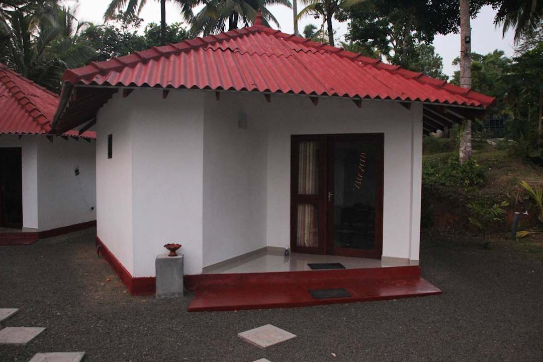 Zugang zu einem der drei Bungalow Lagoon Resort Goviyapana