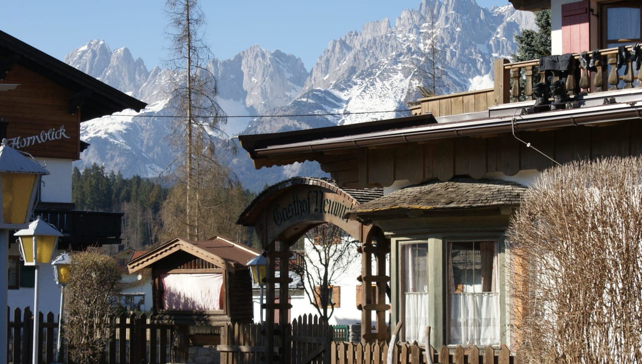 Blick vom Biergarten in die Berge Kaiserhotel Neuwirt & Nebenhäuser
