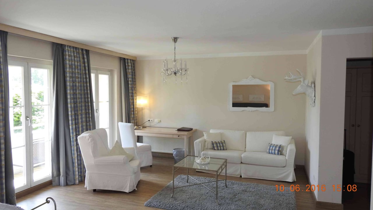 Schreibtisch und Couchgarnitur Hotel Ampervilla