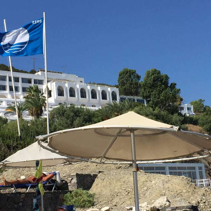 Vom Strand aus gesehen Hotel Istron Bay