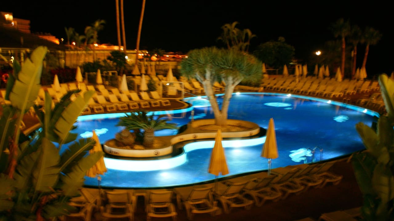 Jeden z basenów nocą Landmar Playa La Arena