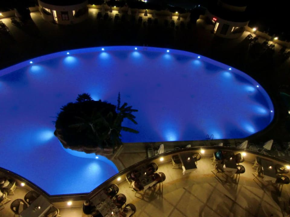 Pool bei Nacht Melas Resort Hotel
