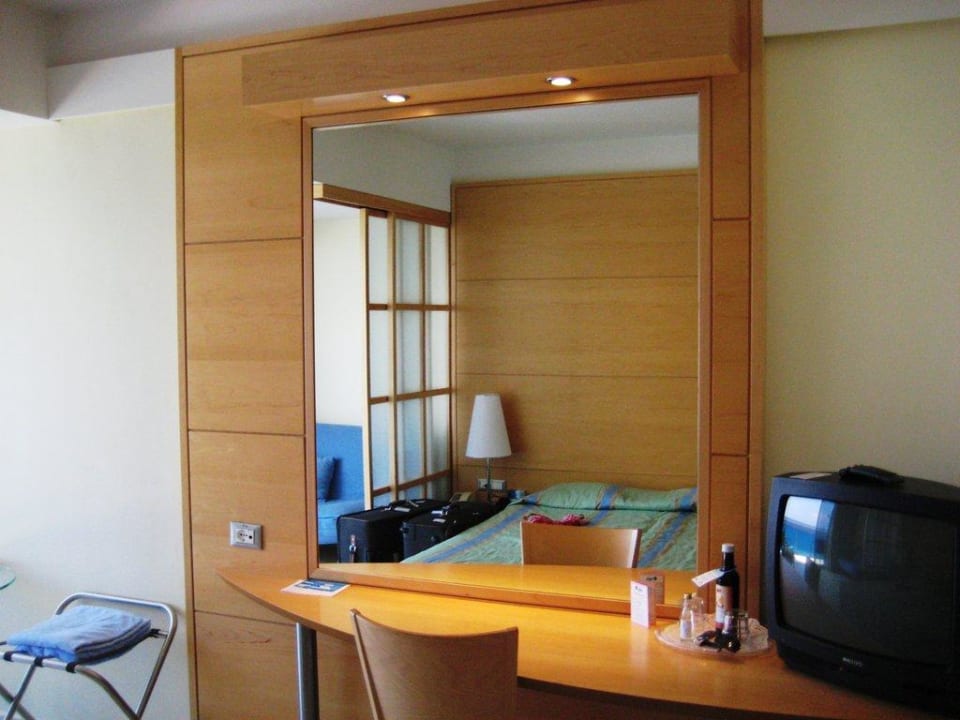 Zimmerablage & TV Hotel Calypso Beach