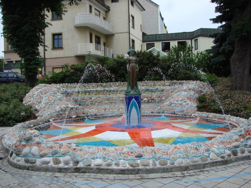 Brunnen vor dem Hotel Kunsthotel Fuchspalast