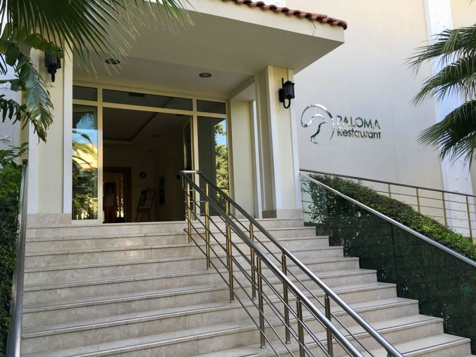 Eingang zum Paloma-Restaurant Paloma Oceana
