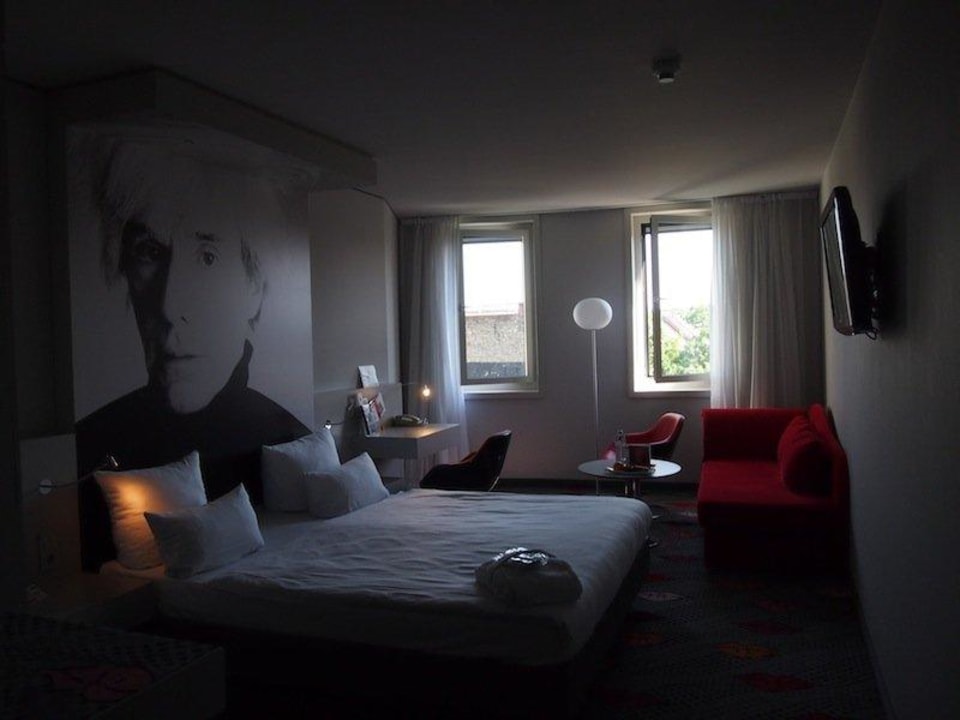 Намного светлее, чем на фото, это просто засвет Park Plaza Berlin