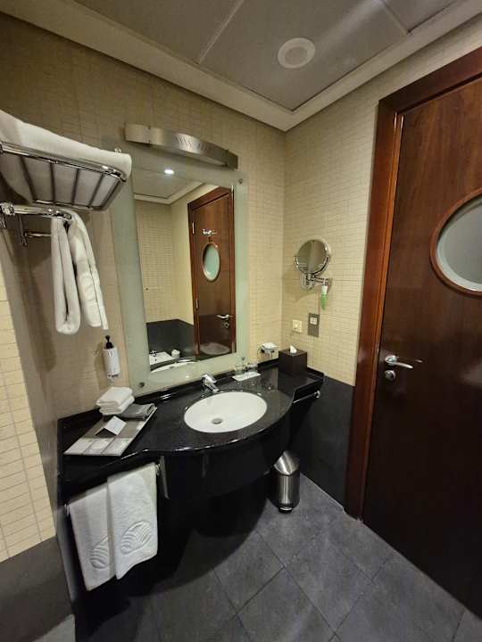 Zimmer Rose Rayhaan by Rotana