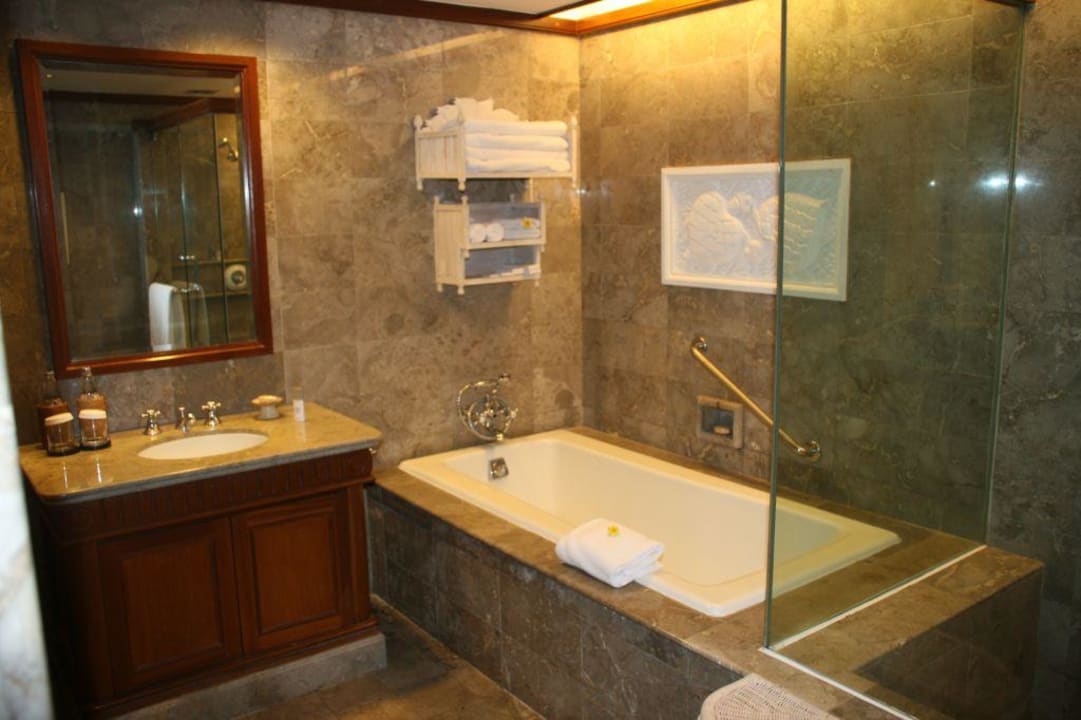 Bad im "einfachen" Zimmer InterContinental Bali Resort