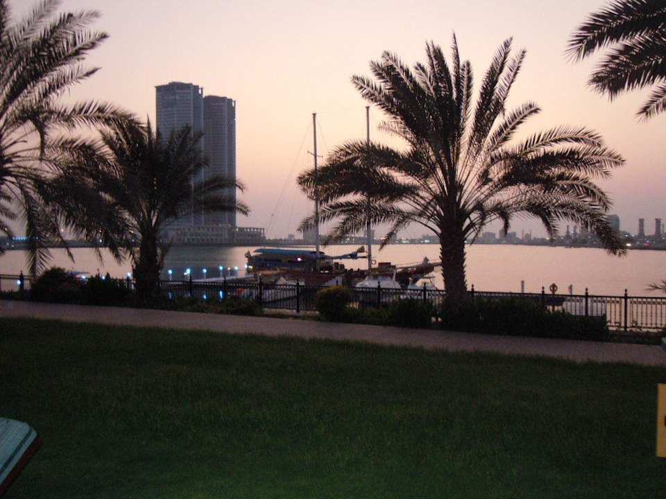 Blick vom Pool auf den Greek Hilton Garden Inn Ras Al Khaimah