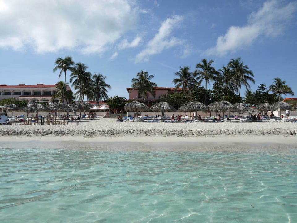 Blick vom Meer auf die Hotelanlage Starfish Cuatro Palmas