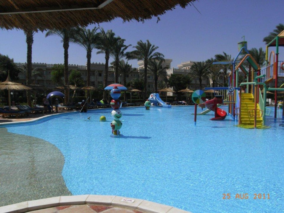 Kinderpoollandschaft hinter dem Haupthaus Beach Albatros Resort