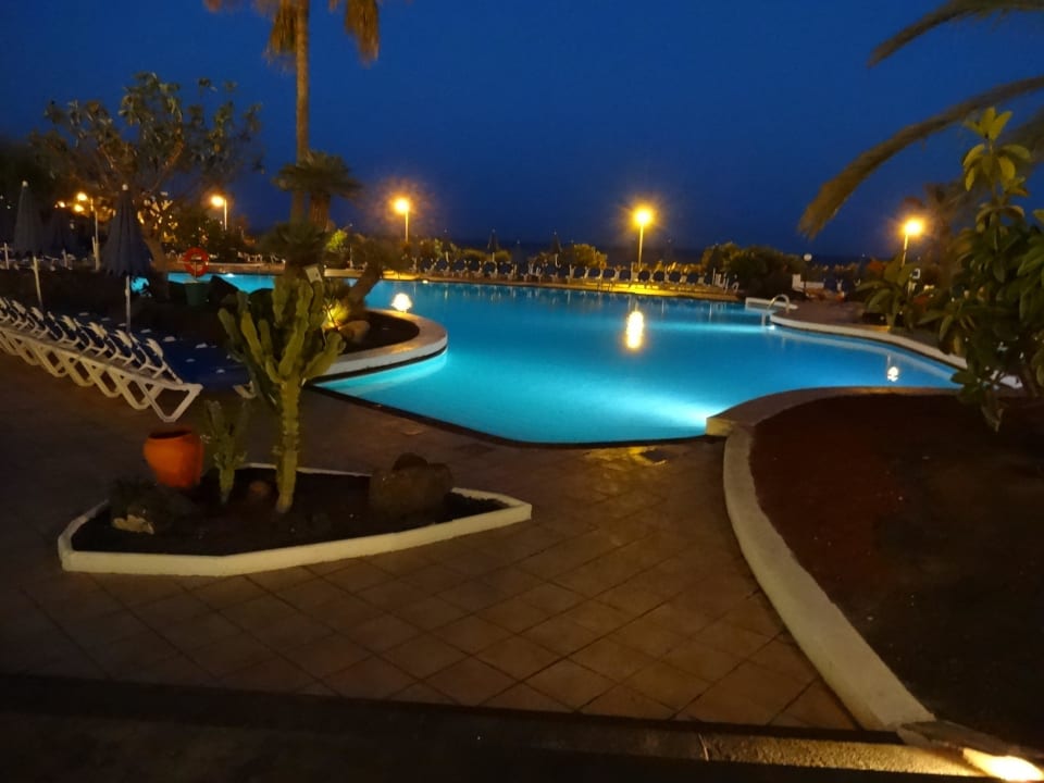 Schöner Pool aber kalt Hotel Grand Teguise Playa