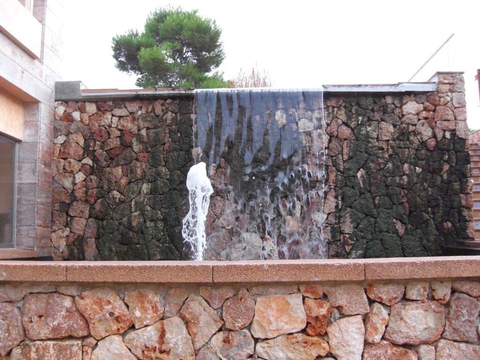 Wasserfall beim Supermarkt im Hotel Zafiro Mallorca