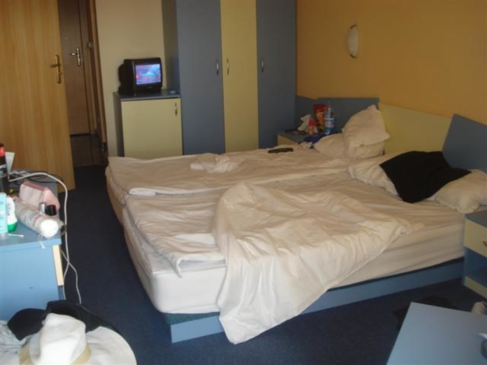 Bett, Schrank und Fernseher Nessebar Beach Hotel