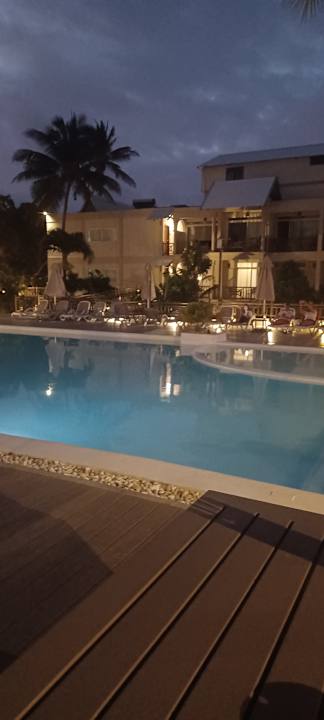 Pool Le Peninsula Bay Beach Resort & Spa