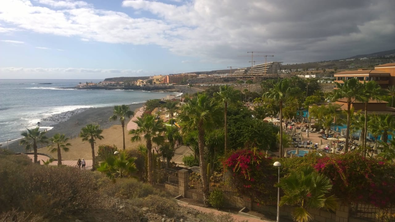Strand vor dem Hotel, nur Steine!!! H10 Costa Adeje Palace