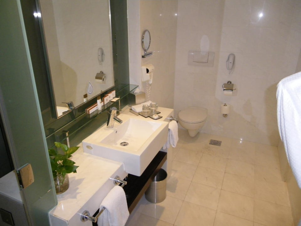 Sehr schön gestaltetes Bad Parkroyal Collection Marina Bay