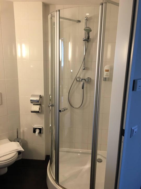 Dusche Leonardo Hotel Vienna Schönbrunn
