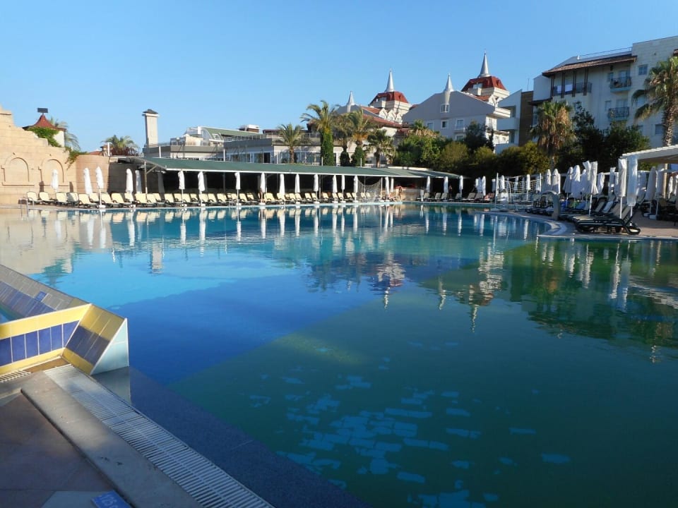 Morgens am Pool Belek Beach Resort Hotel