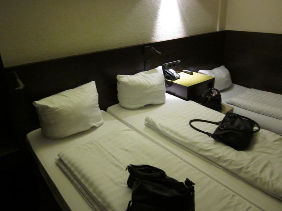 Zwei Betten und ein Zustellbett MEININGER Hotel Berlin Hauptbahnhof