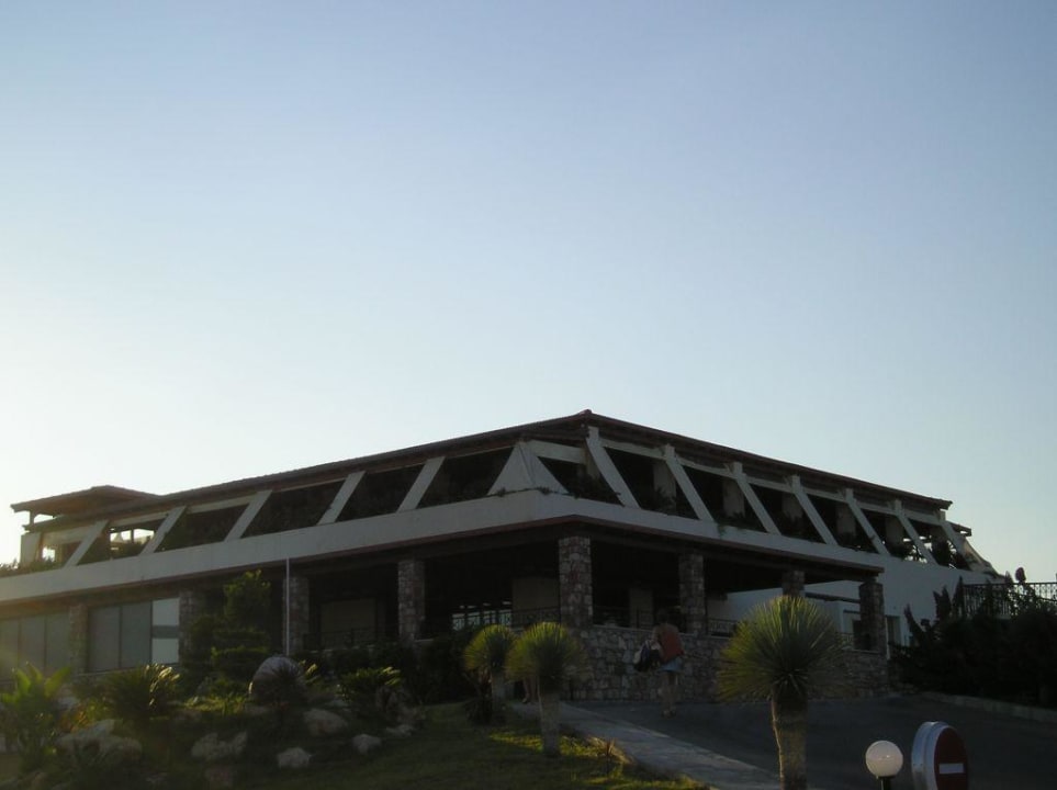 Das Hotel von vorne Atlantica Mikri Poli Rhodes