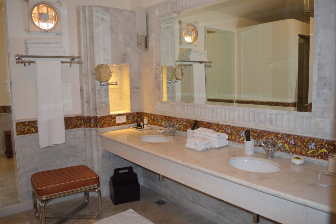 Zimmer / Bad Hotel Raj Niwas Palace