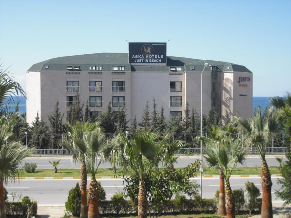 Blick auf´s Haupthaus von unserem Zimmer Aska Hotel Just in Beach