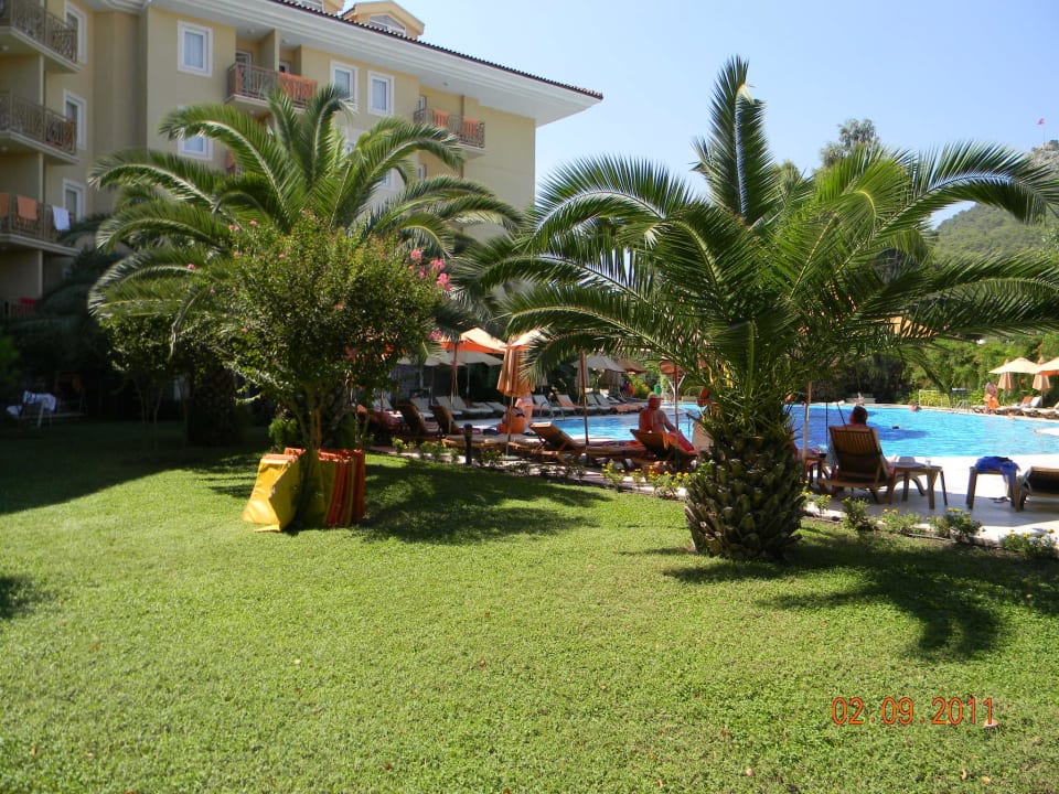 У бассейна Akka Claros Hotel