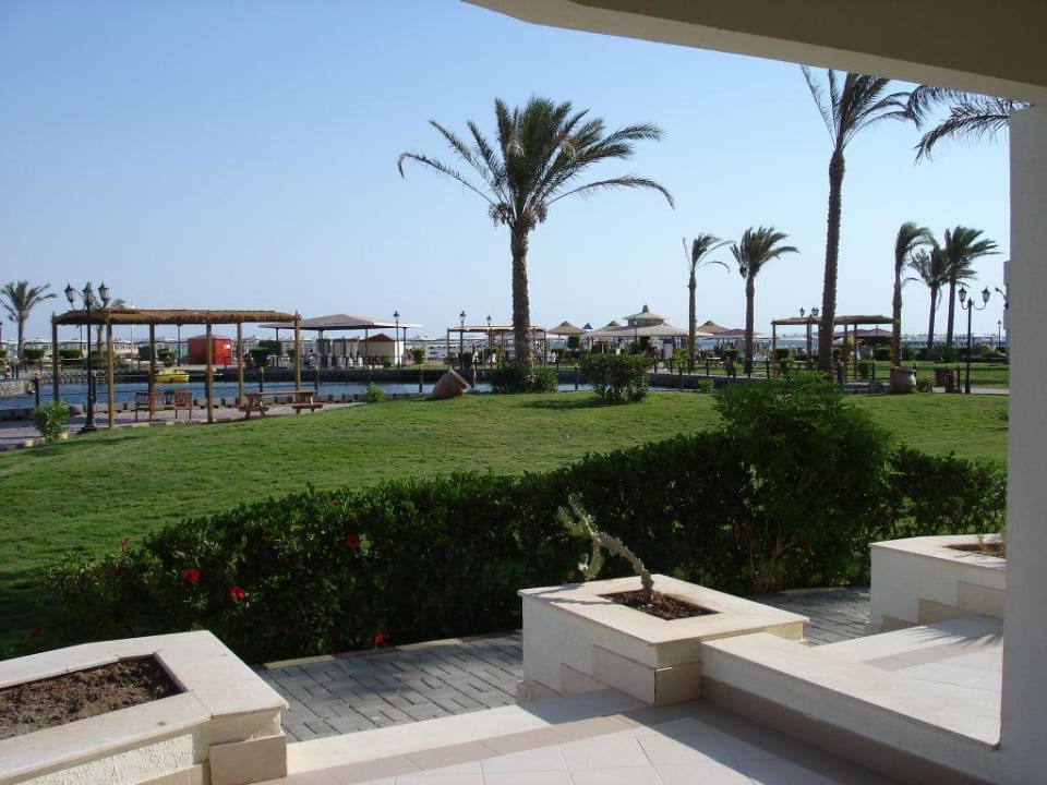 Blick von unserer Terrasse Richtung Strand Pickalbatros Dana Beach Resort - Hurghada